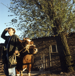 108147 Portret van boer Herman Eskes met een koe bij zijn boerderij Groenewoudsedijk 19 in de polder Papendorp bij Utrecht.